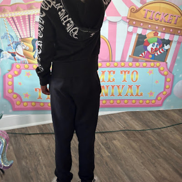 Meet your Posher, Carlos - Picture 1 of 1